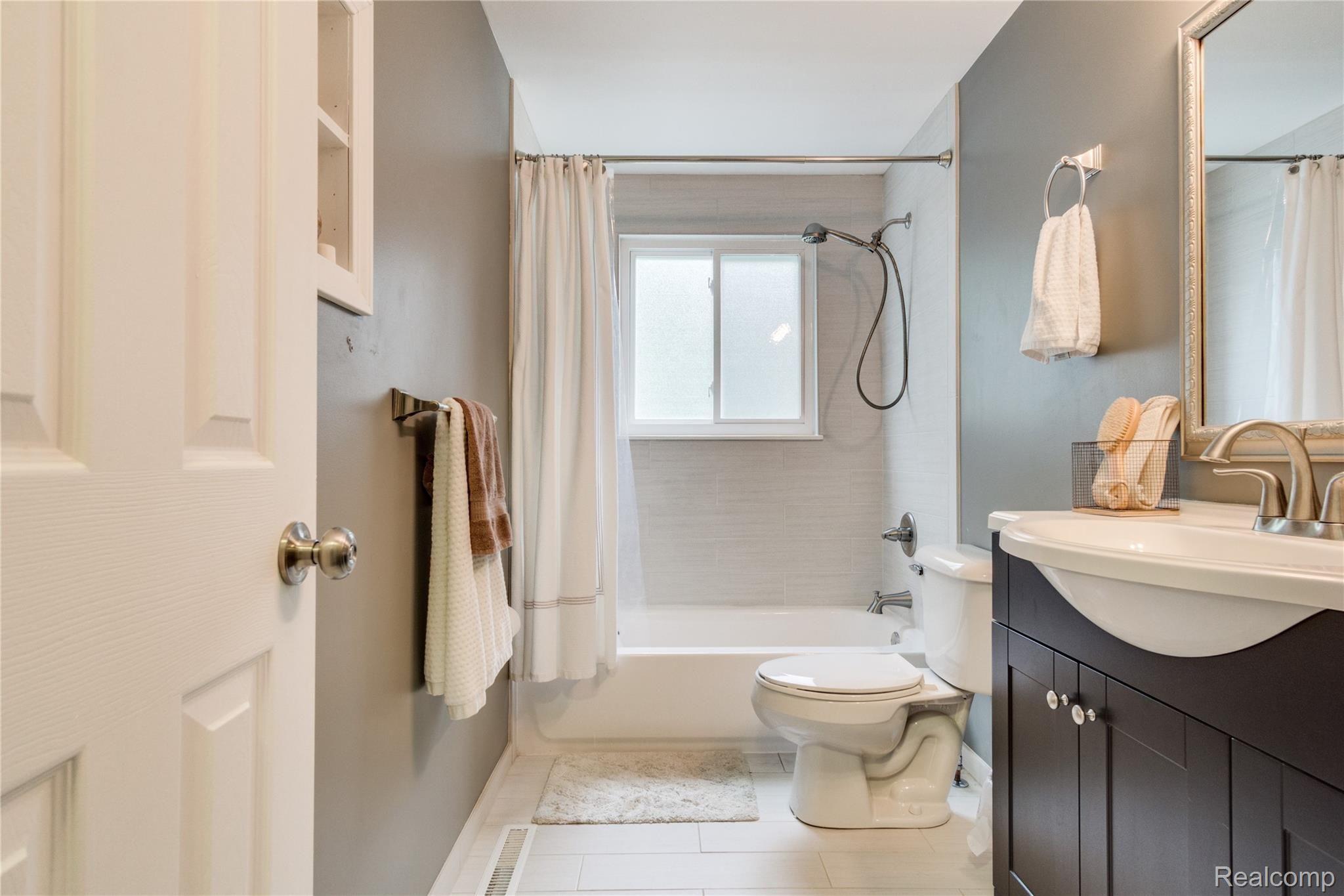 13126 Torrey Road Fenton, MI 48430 - Photo 28 of 40 Interiors (29 of 43).jpg