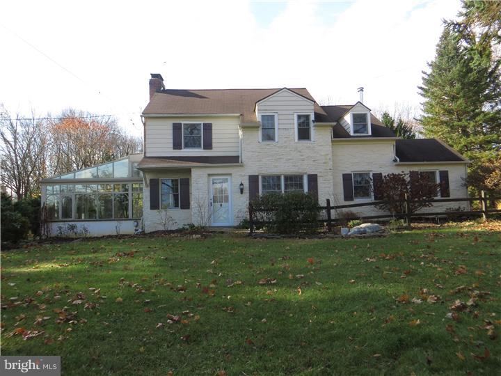 a view of a yard in front of house