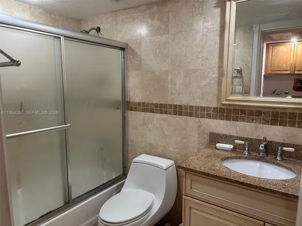 $1,950 | 19201 Collins Avenue, Unit 1044, Sunny Isles Beach, FL 33160