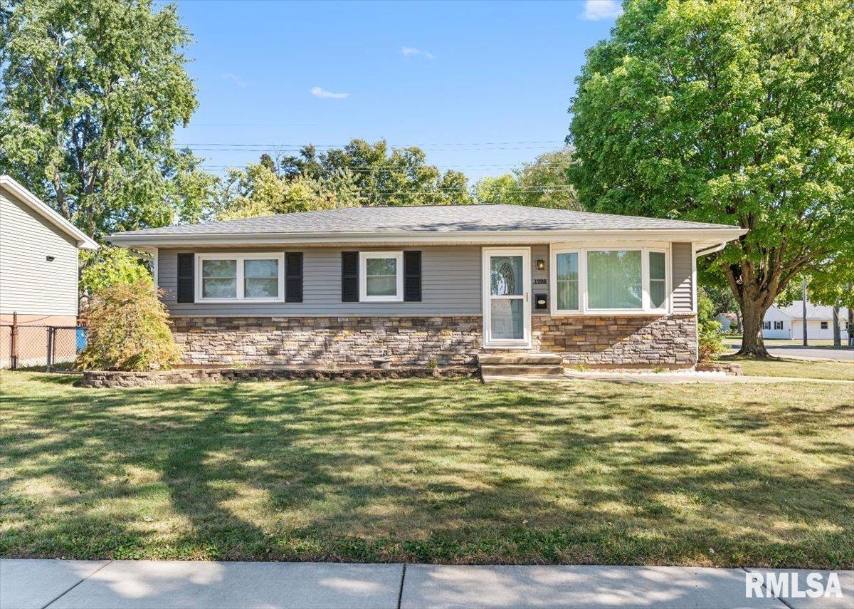 1900 Camden Street Springfield, IL 62702 - Photo 1 of 34