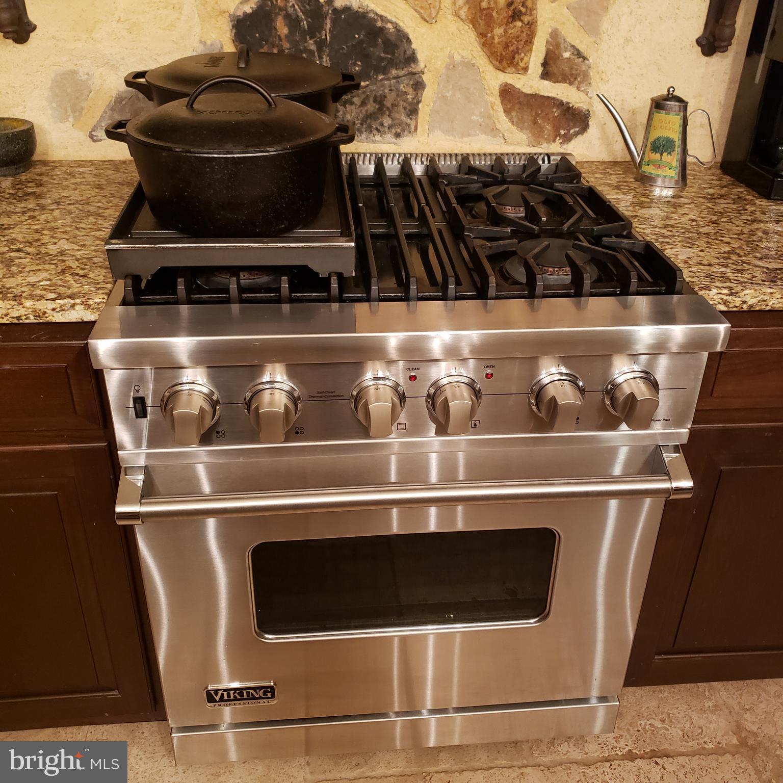 1626 Meadowlark Road Wyomissing, PA 19610 - Photo 51 of 123 Viking 4 burner stove, hood vents to outside