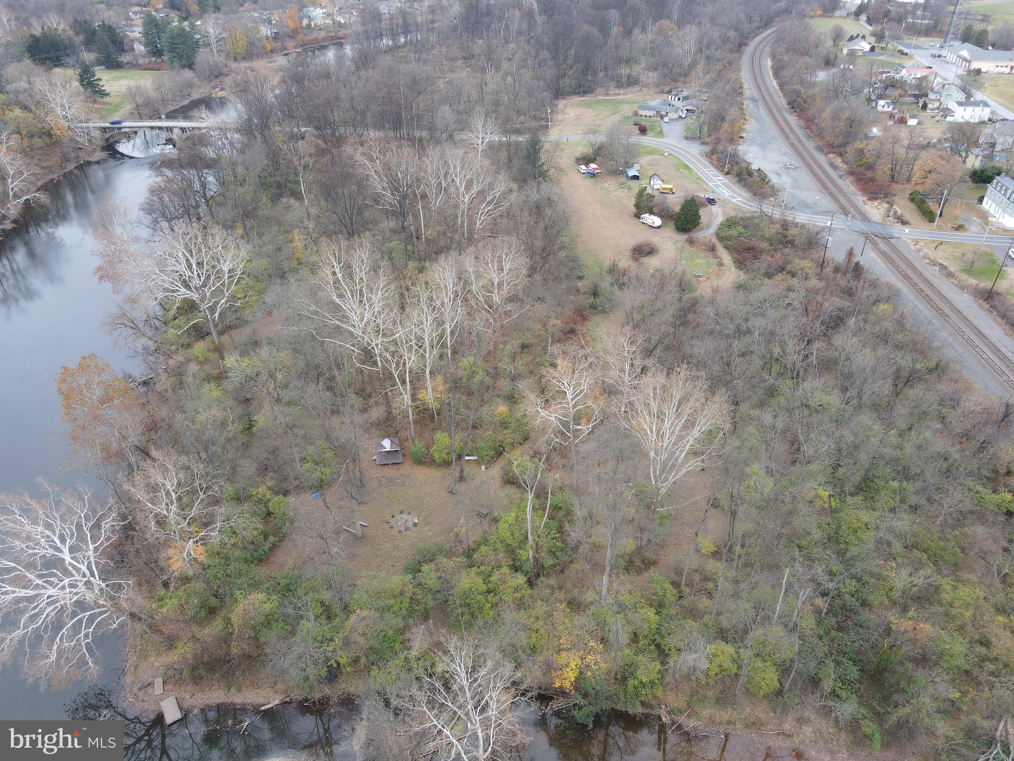 a view of a dry yard