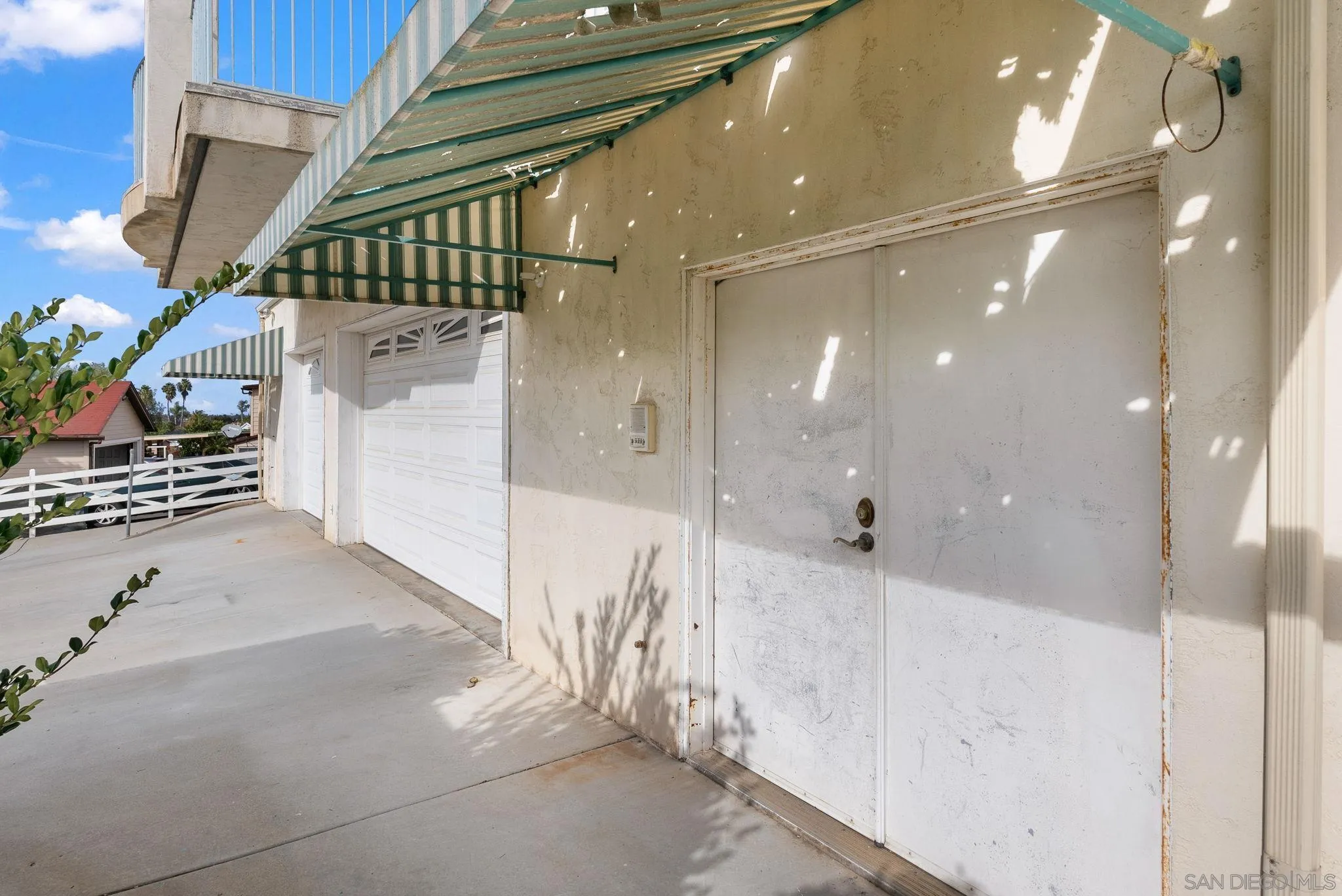1807 Laurel Road Oceanside, CA 92054 - Photo 58 of 67 a view of a hallway with a white building