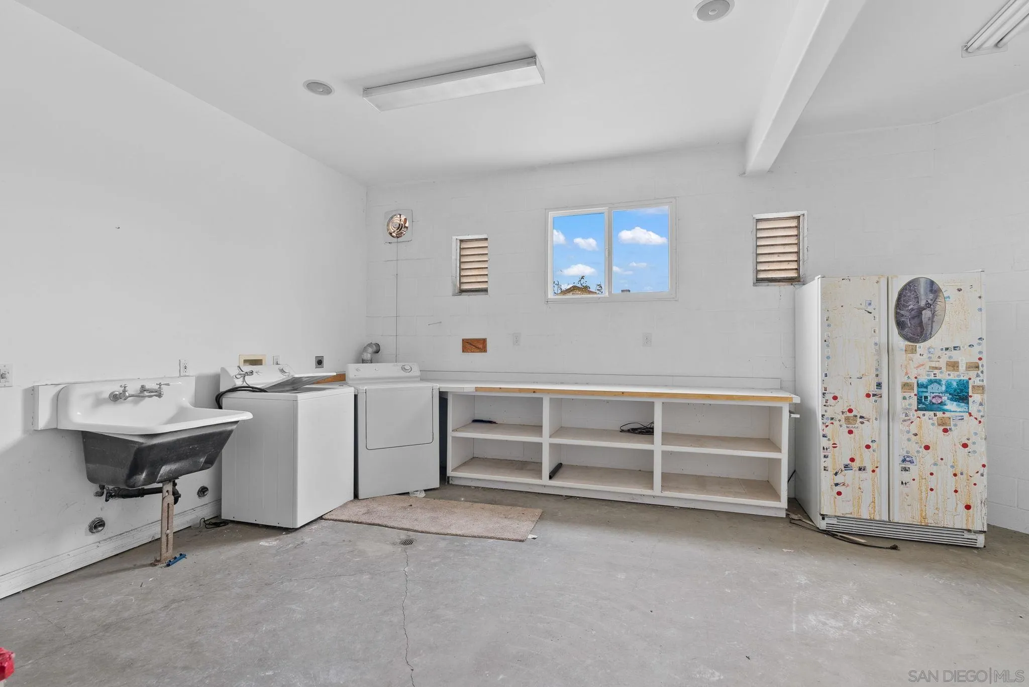 1807 Laurel Road Oceanside, CA 92054 - Photo 66 of 67 a view of a workspace with furniture