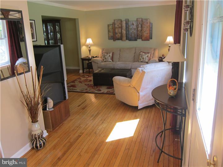 16 Ridge Road Malvern, PA 19355 - Photo 4 of 20 Living Room