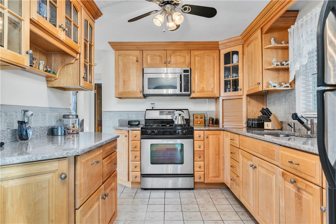 93 Grotto Avenue Warwick, RI 02888 - Photo 4 of 33