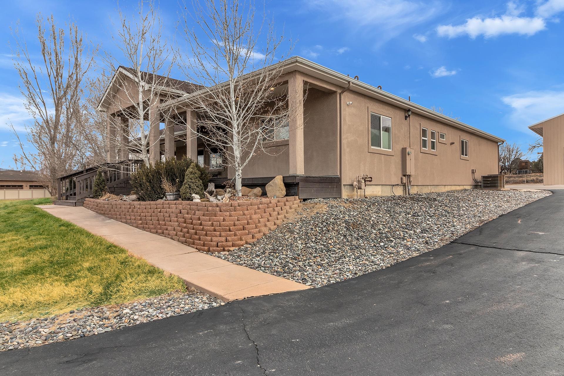 894 25 Road Grand Junction, CO 81505 - Photo 2 of 42 a front view of a house with a yard