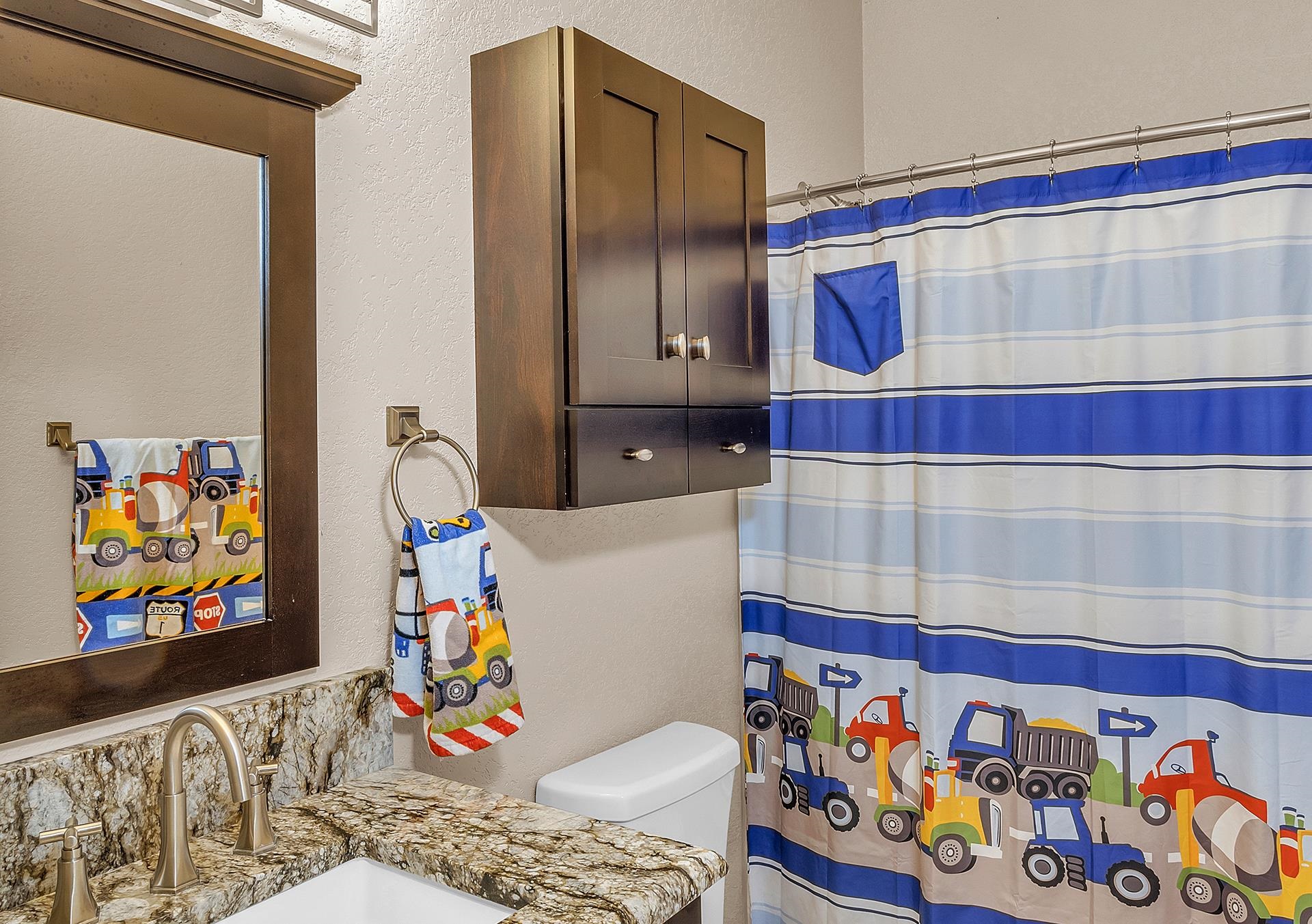 894 25 Road Grand Junction, CO 81505 - Photo 21 of 42 a room with furniture and painting on the wall