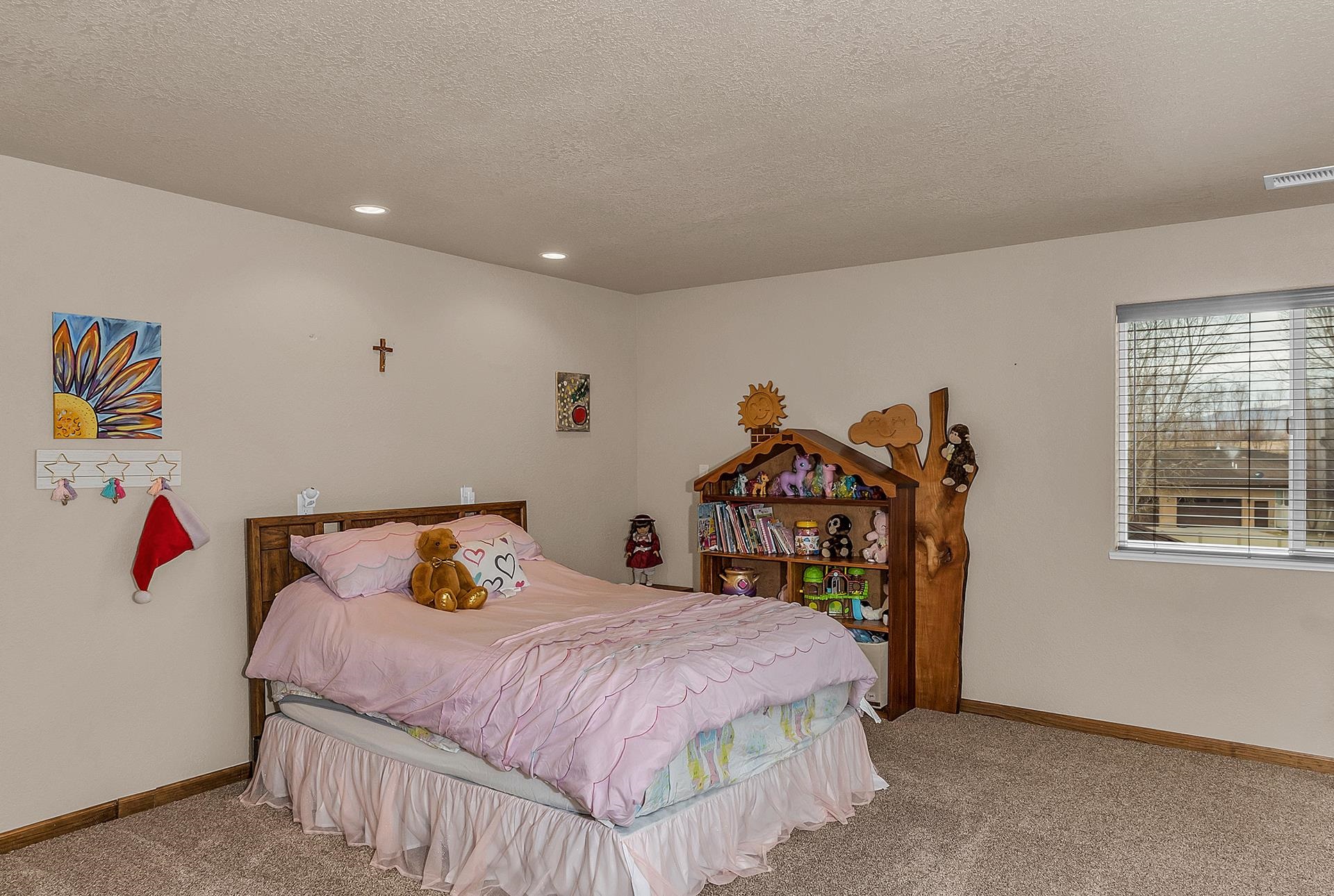 894 25 Road Grand Junction, CO 81505 - Photo 28 of 42 a bedroom with a bed and a painting on the wall