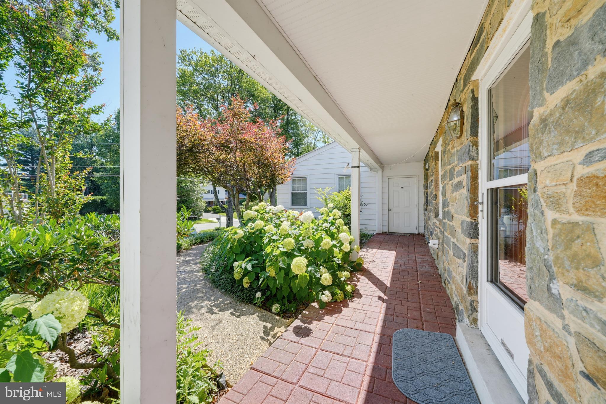 16818 Briardale Road Rockville, MD 20855 - Photo 4 of 45
