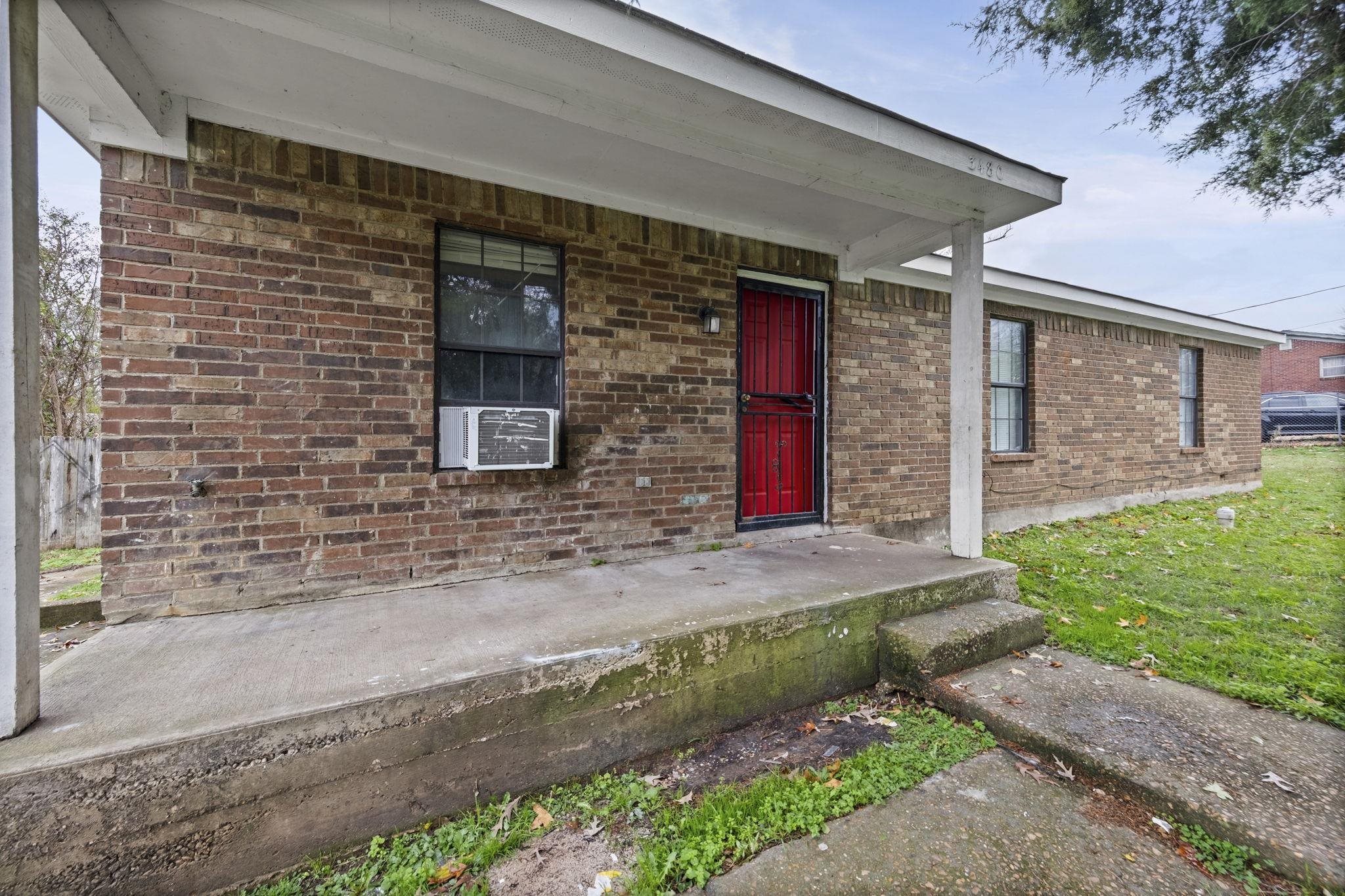 3480 Tallyho Road Memphis, TN 38128 - Photo 3 of 20 a front view of a house with garden