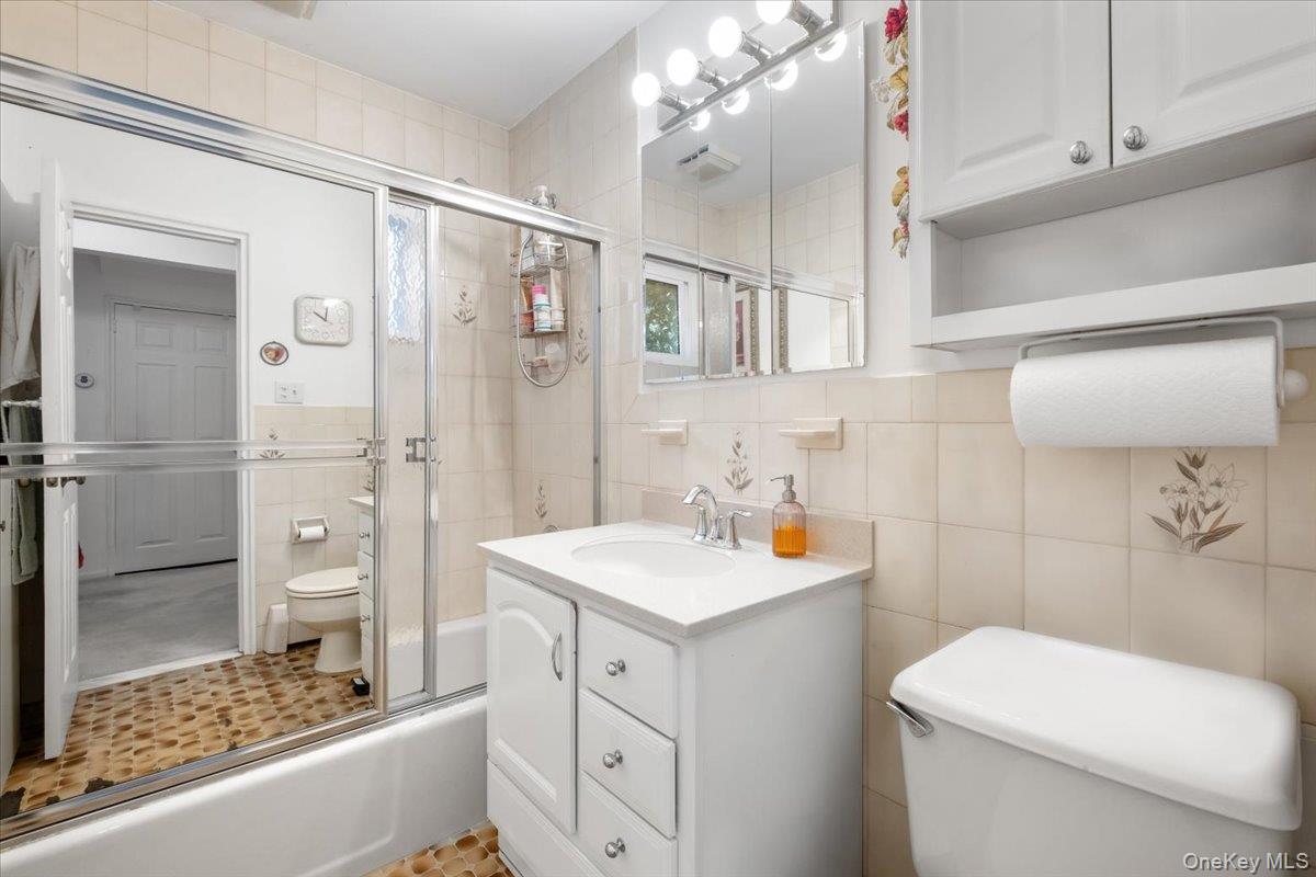 4 Briary Road Dobbs Ferry, NY 10522 - Photo 14 of 29 First floor bathroom, with tub and shower.
