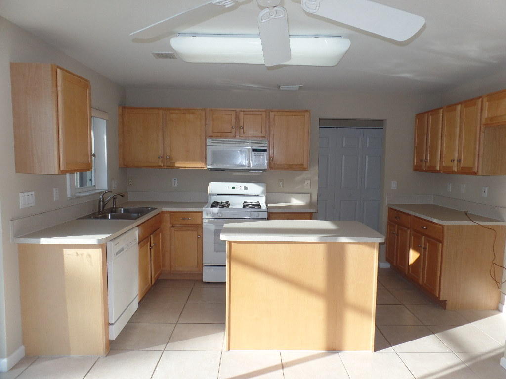 2510 Southeast Springtree Place Stuart, FL 34997 - Photo 8 of 28 Kitchen