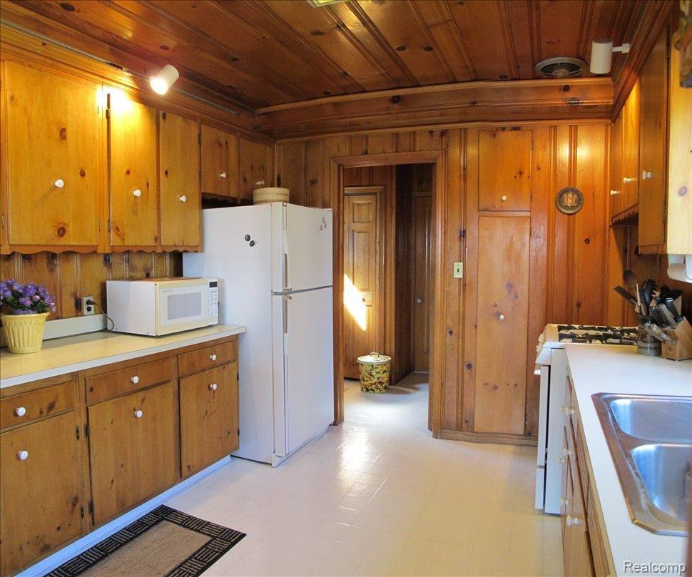 3912 Ponchartrain Pinckney, MI 48169 - Photo 7 of 25 Kitchen Pan