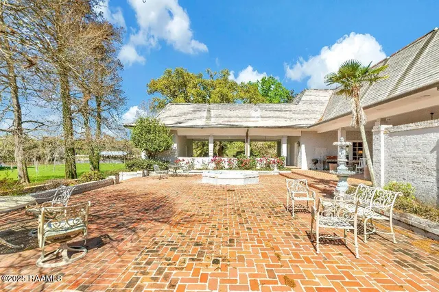 $599,500 | 918 Rue De Chene Vert, Abbeville, LA 70510