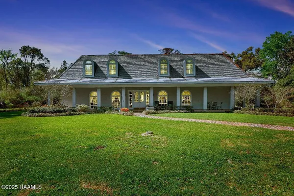 $599,500 | 918 Rue De Chene Vert, Abbeville, LA 70510