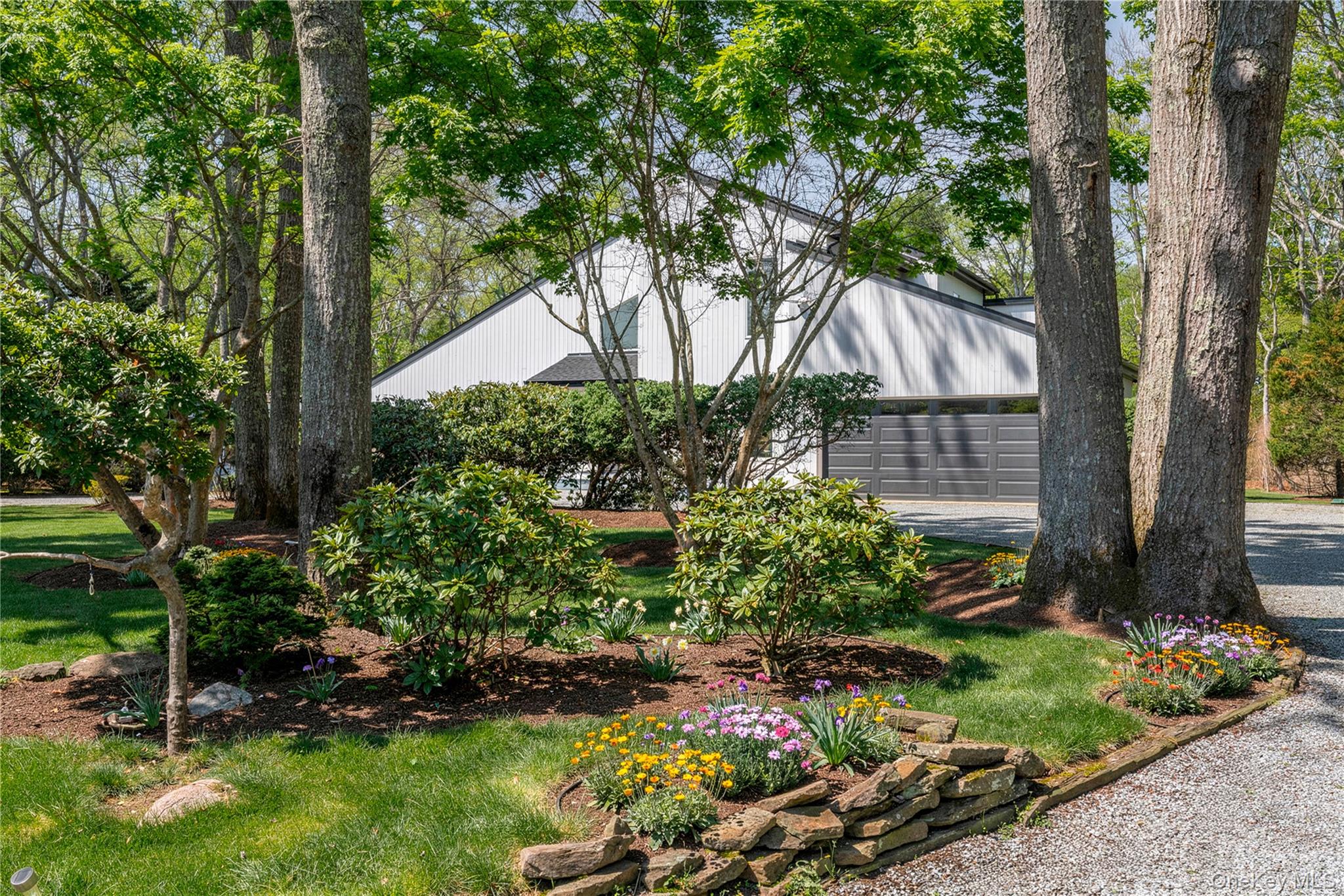 7 Midhampton Court Quogue, NY 11959 - Photo 26 of 29 a backyard of a house with lots of green space