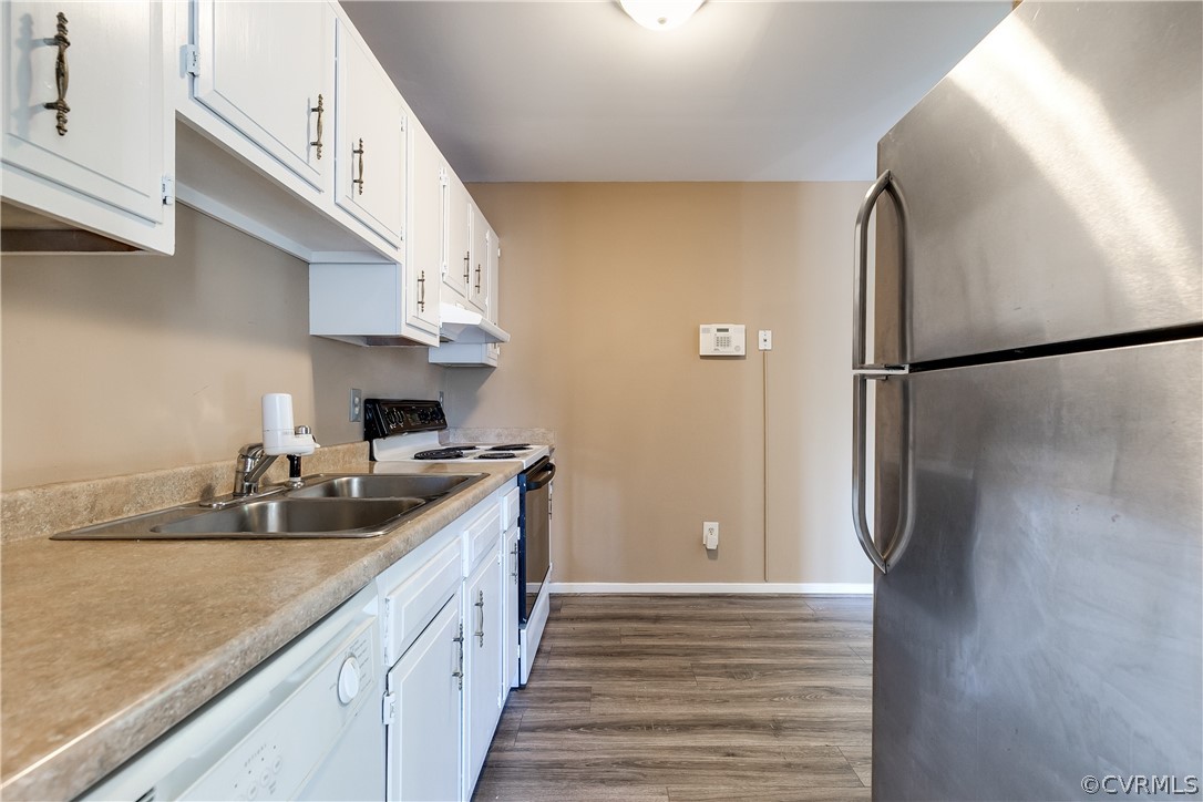 5212 South Jessup Road Chesterfield, VA 23832 - Photo 6 of 25 a kitchen with stainless steel appliances granite countertop a refrigerator and a sink