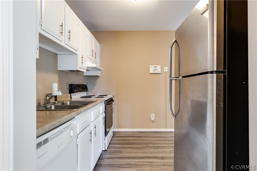 5212 South Jessup Road Chesterfield, VA 23832 - Photo 8 of 25 a kitchen with a sink a refrigerator and a stove