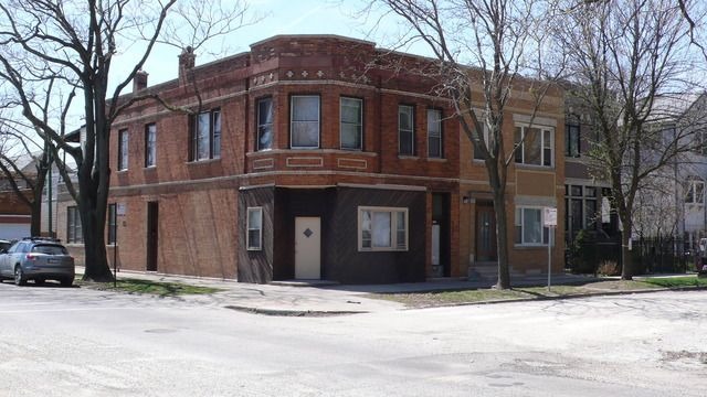 1701 West Nelson Street, Unit 1F Chicago, IL 60657 - Photo 1 of 10 a view of a house with a yard