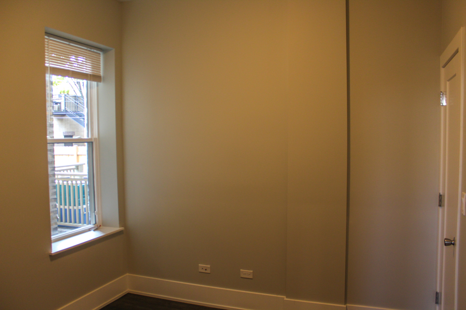 1701 West Nelson Street, Unit 1F Chicago, IL 60657 - Photo 3 of 10 a bathroom with a window