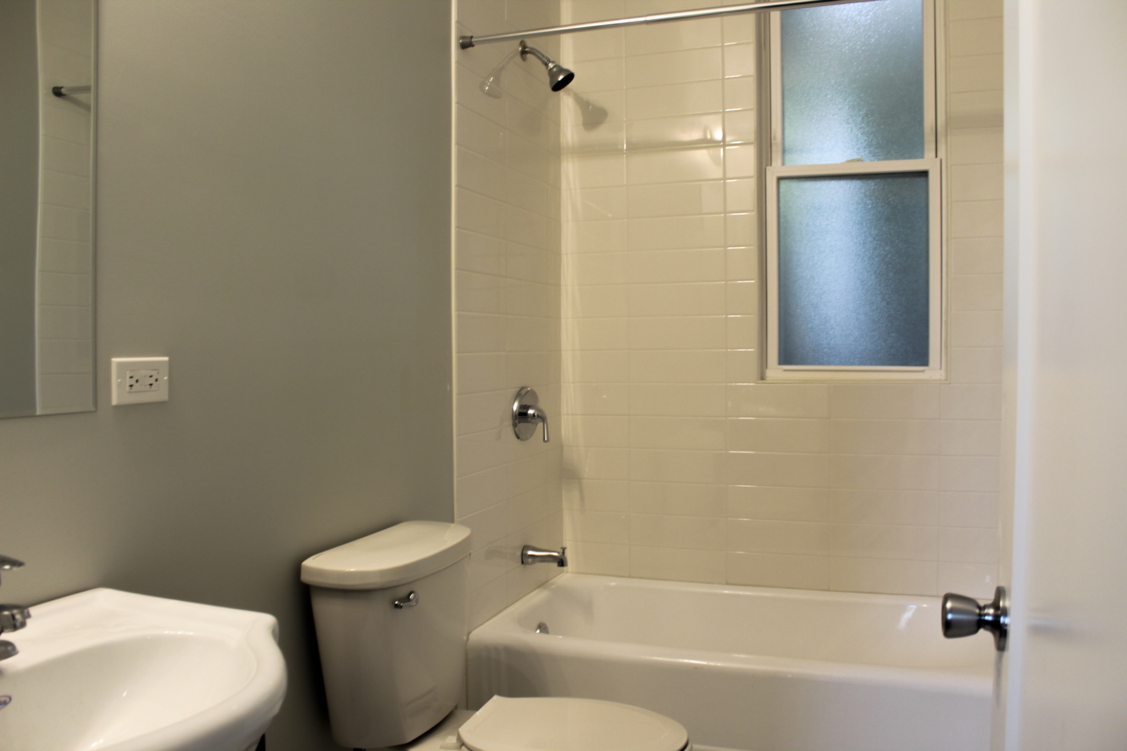 1701 West Nelson Street, Unit 1F Chicago, IL 60657 - Photo 6 of 10 a bathroom with a toilet and a bathtub