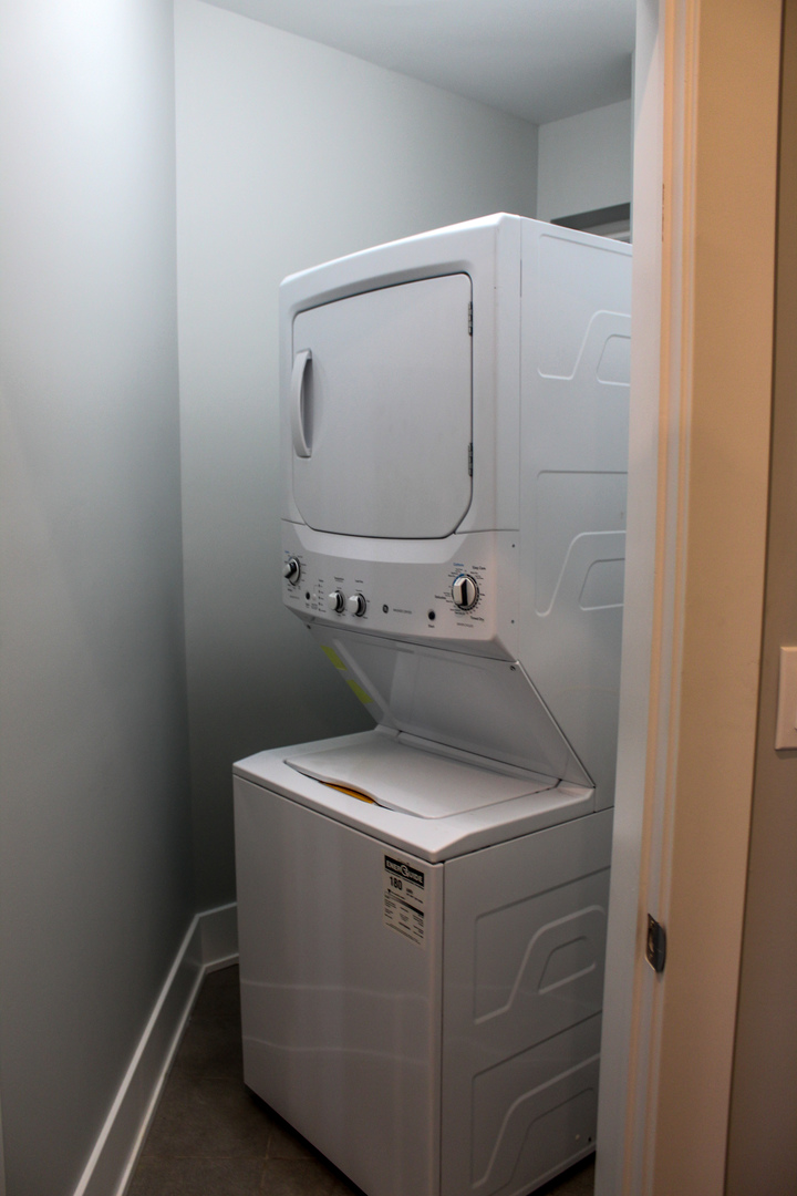 1701 West Nelson Street, Unit 1F Chicago, IL 60657 - Photo 7 of 10 a utility room with dryer and washer