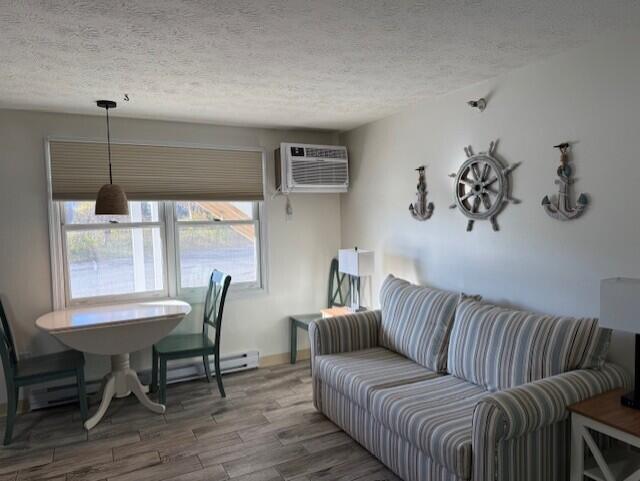 1072 Post Road, Unit 111 Wells, ME 04090 - Photo 4 of 10 N M 111 LIVINGROOM