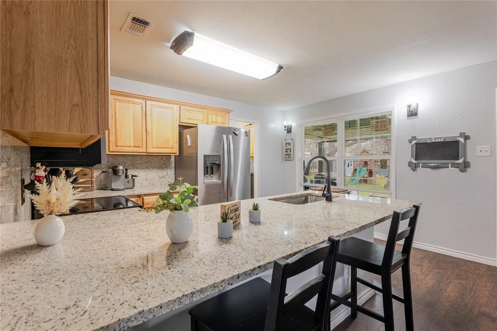 208 Yucca Drive Weatherford, TX 76087 - Photo 6 of 37