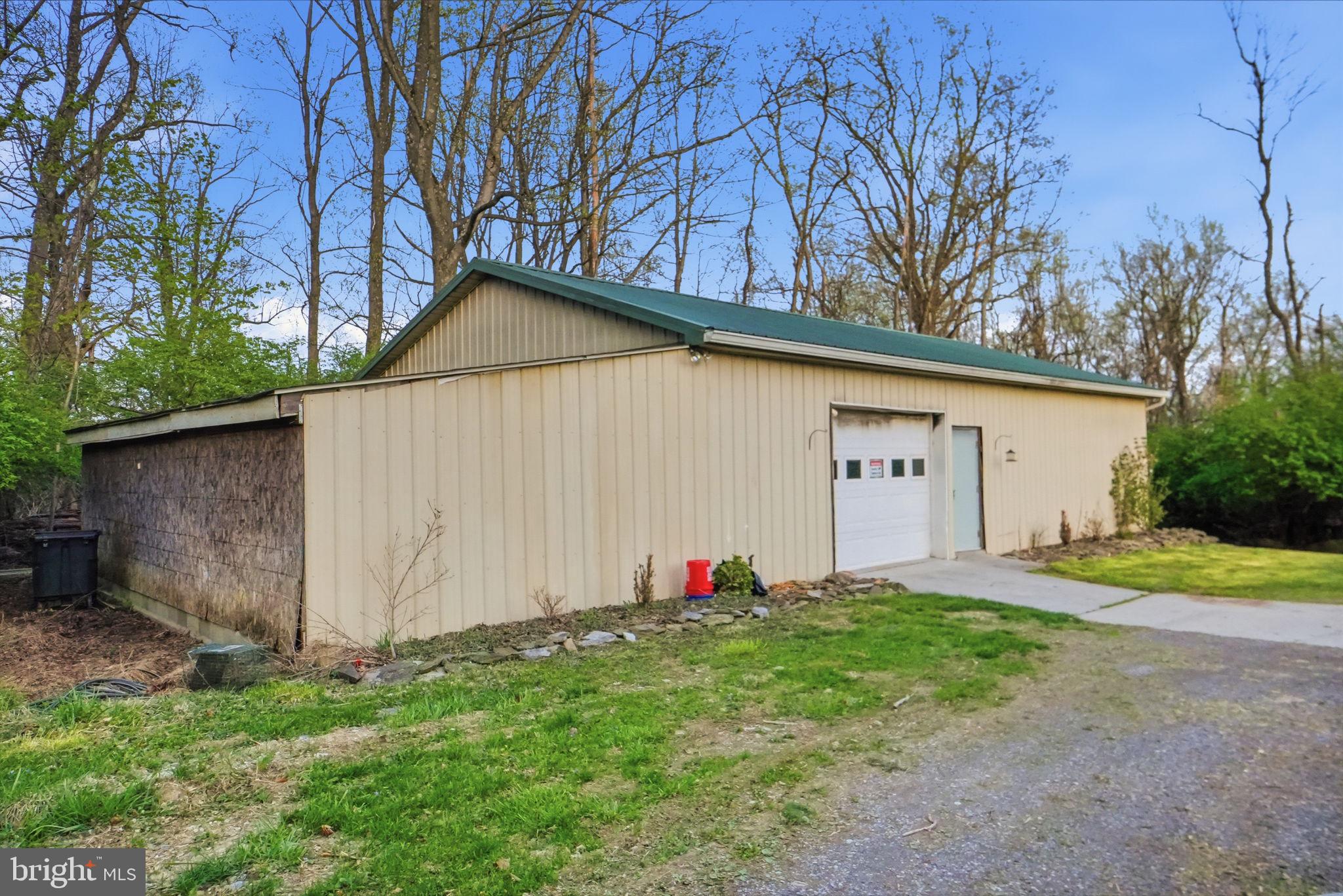 13405 John Kline Road Smithsburg, MD 21783 - Photo 47 of 96 a backyard of a house with wooden fence and a large tree