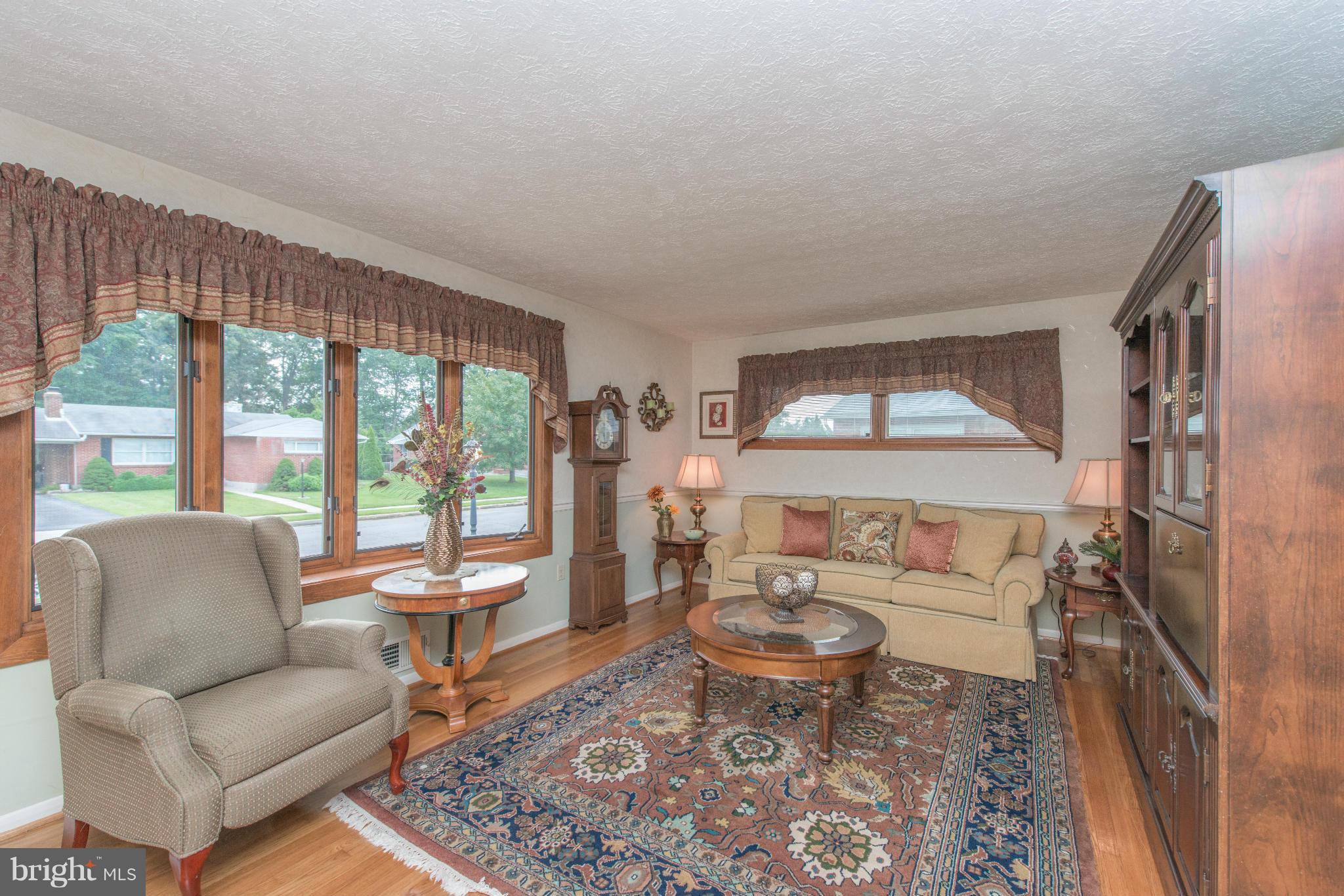 2444 Woodcroft Road Baltimore, MD 21234 - Photo 4 of 28 Living Room