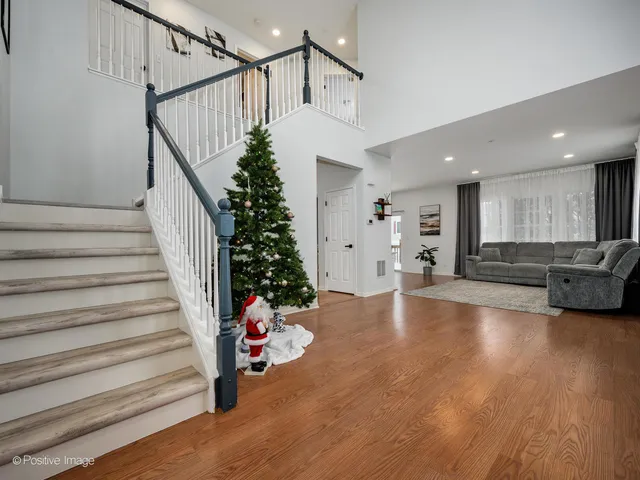 $395,000 | 1818 Kelberg Avenue, Hoffman Estates, IL 60192