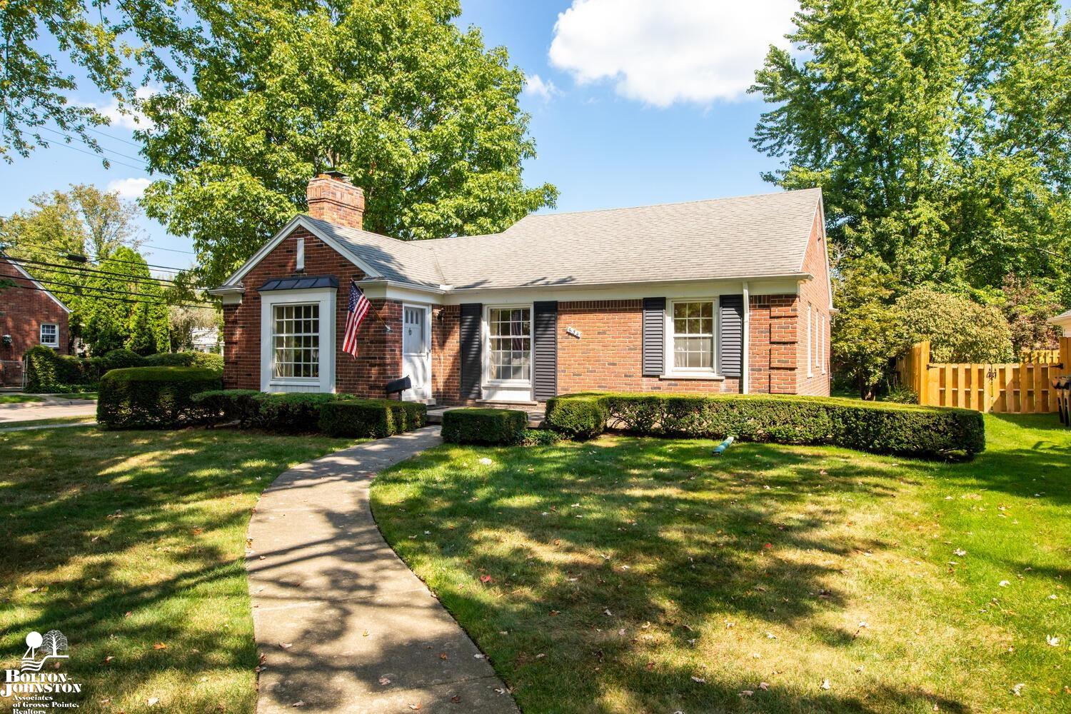 834 Hawthorne Road Grosse Pointe Woods, MI 48236 - Photo 1 of 23