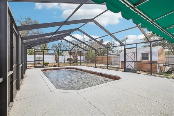 a view of a backyard