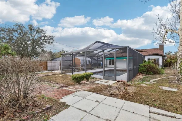 a view of a house with backyard