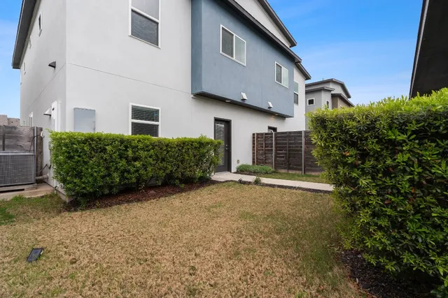 a view of a house with backyard and plants