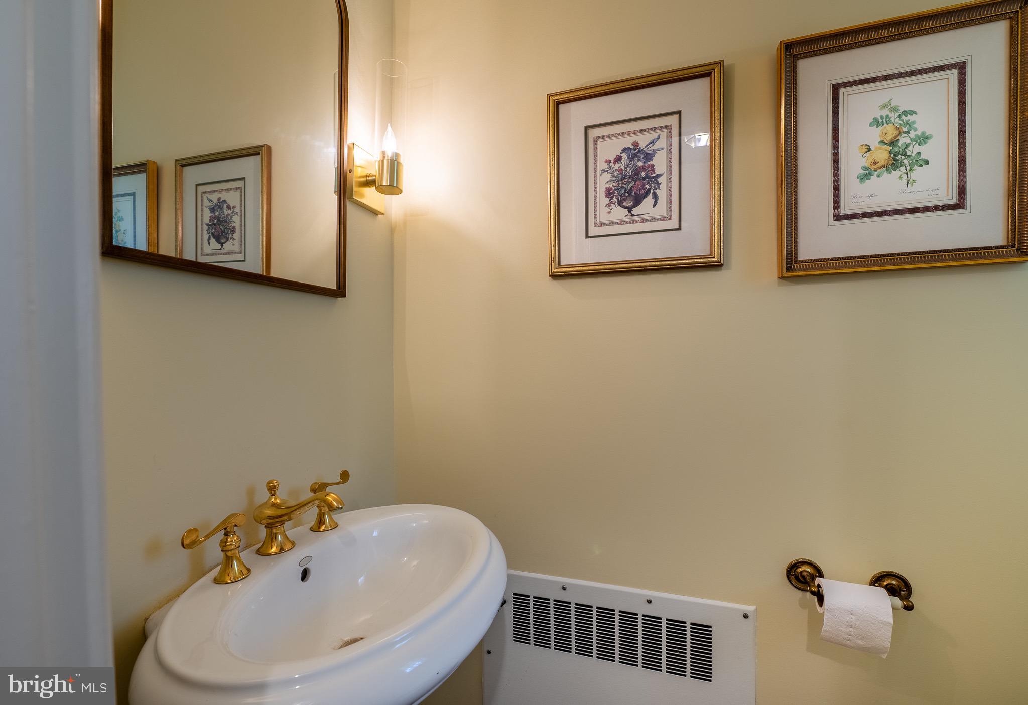105 Stratford Road Wallingford, PA 19086 - Photo 19 of 40 Half Bath Main Fl