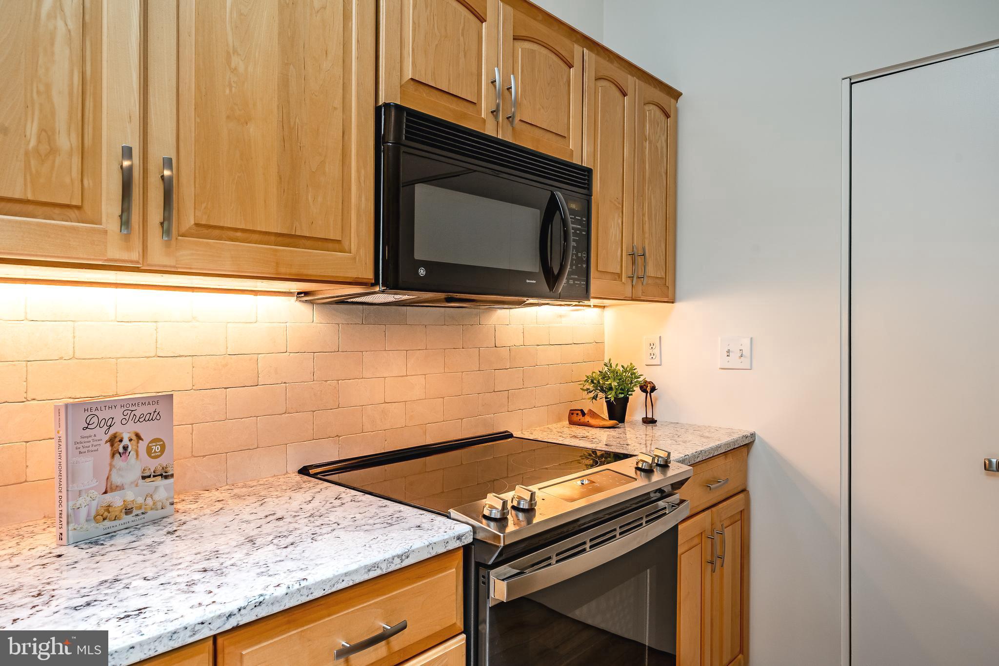 809 Old State Road Berwyn, PA 19312 - Photo 21 of 49 Built in microwave and Glass top stove