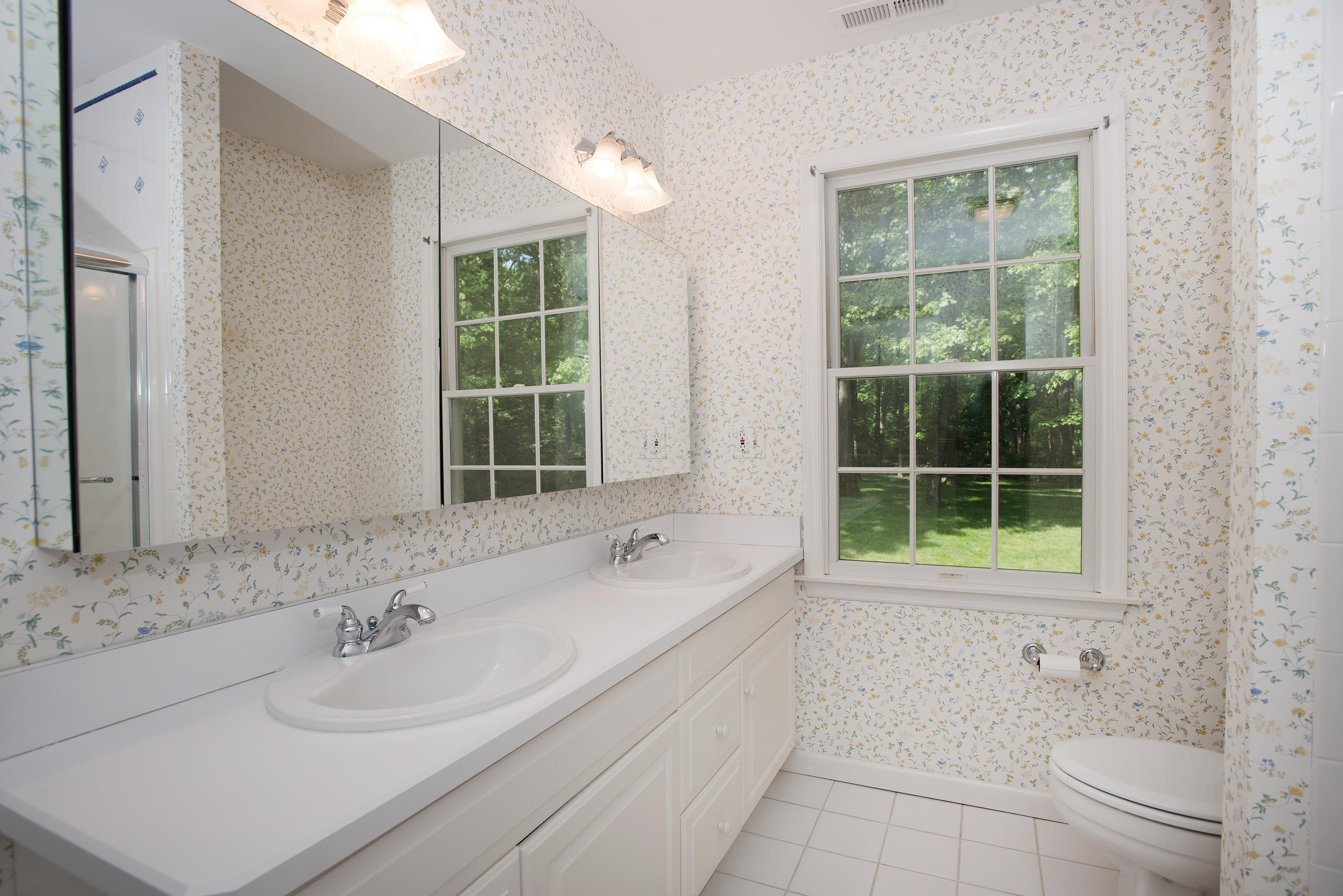 17 Getner Trail, Unit 17 Norwalk, CT 06854 - Photo 17 of 33 a bathroom with a sink and a bathtub