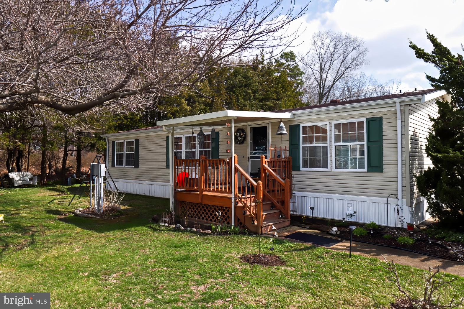 a view of a house with backyard