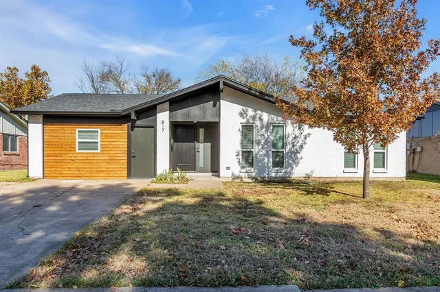a view of yellow house with a yard