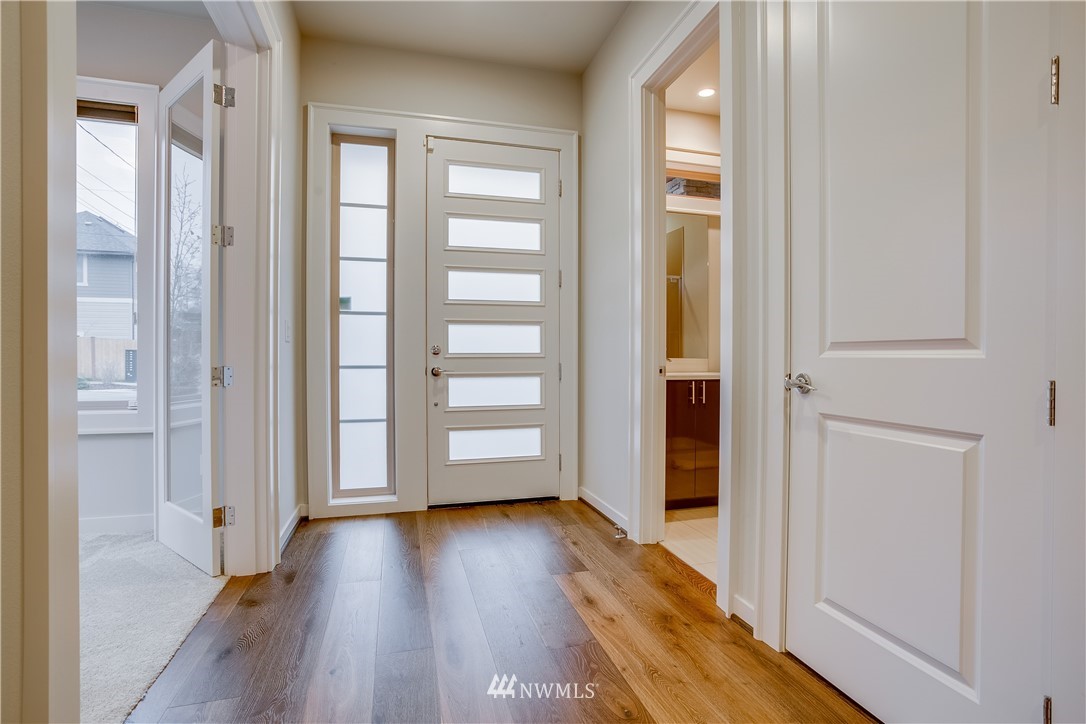704 Pierce Avenue Northeast Renton, WA 98056 - Photo 4 of 25 Gallery Image 4