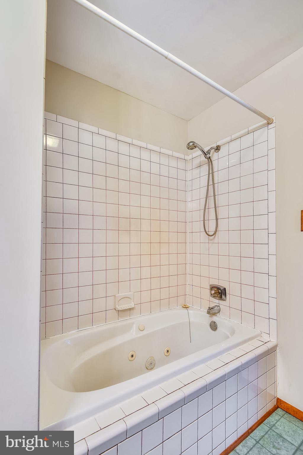 5874 Deale Beach Road Deale, MD 20751 - Photo 24 of 30 Jacuzzi tub
