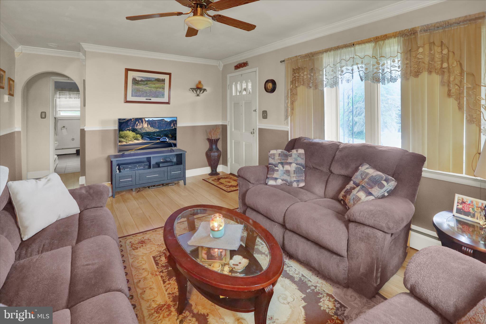 430 Summit Avenue Reading, PA 19607 - Photo 11 of 29 Living Room
