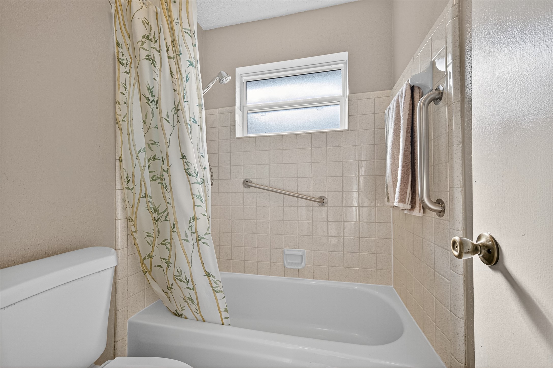 6230 Sunnygate Drive Spring, TX 77373 - Photo 25 of 40 a bathroom with a bathtub a toilet and a shower