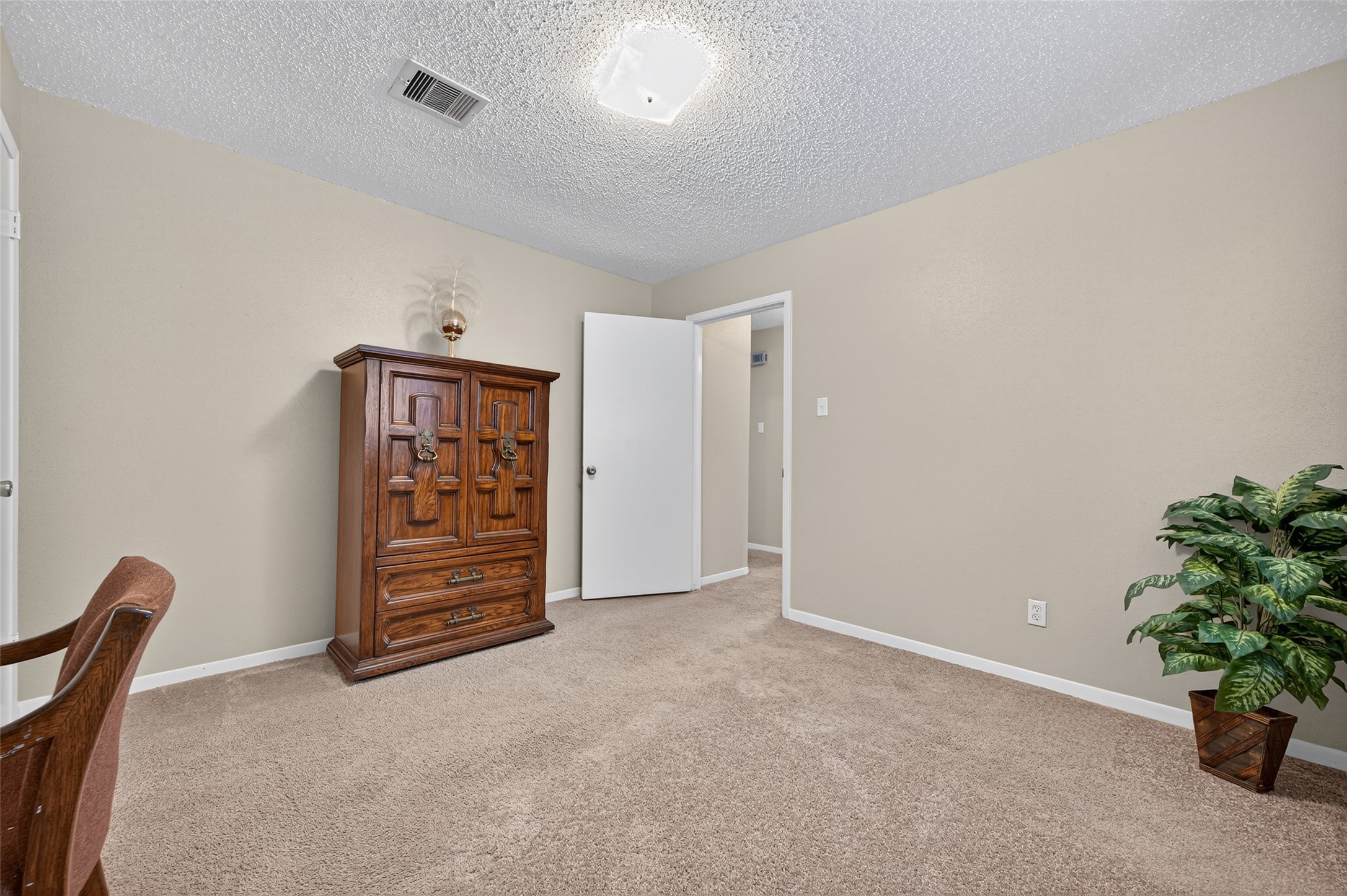 6230 Sunnygate Drive Spring, TX 77373 - Photo 30 of 40 an empty room with window and a potted plant