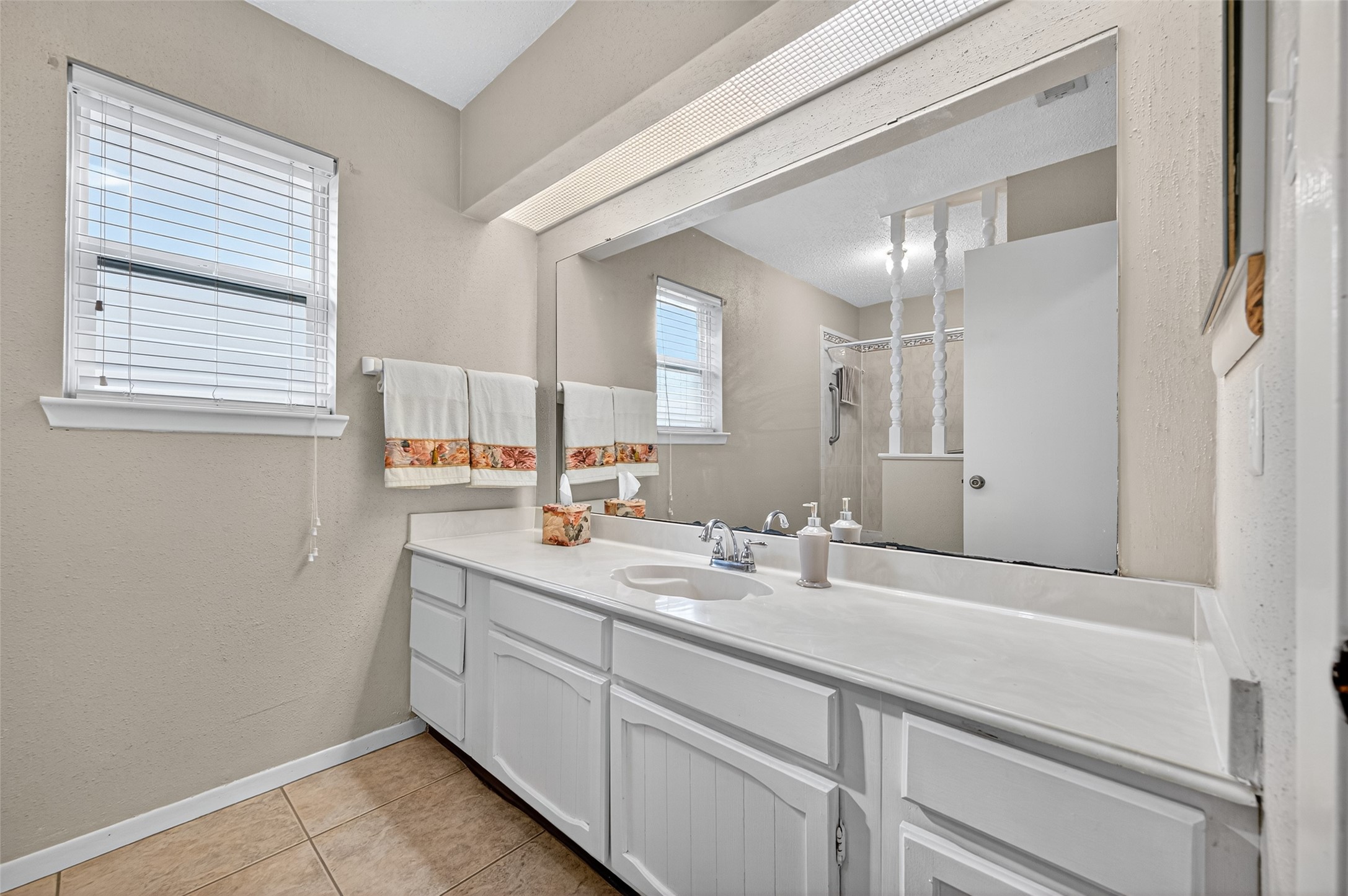 6230 Sunnygate Drive Spring, TX 77373 - Photo 31 of 40 a bathroom with a double vanity sink and a mirror