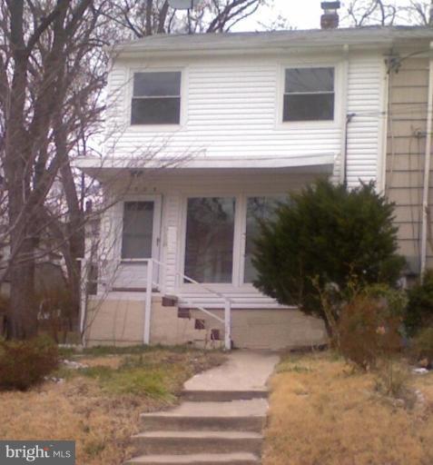 a view of a house with a yard and garage