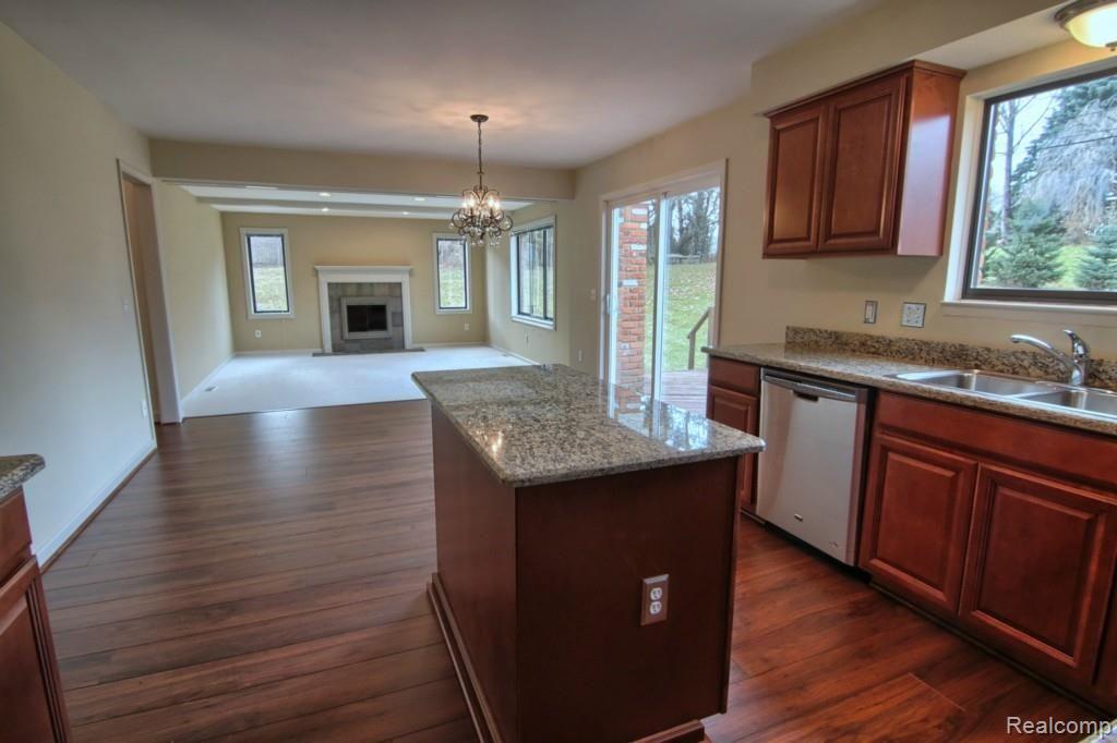 560 Longford Drive Rochester, MI 48309 - Photo 7 of 30 Kitchen 2nd View.jpg