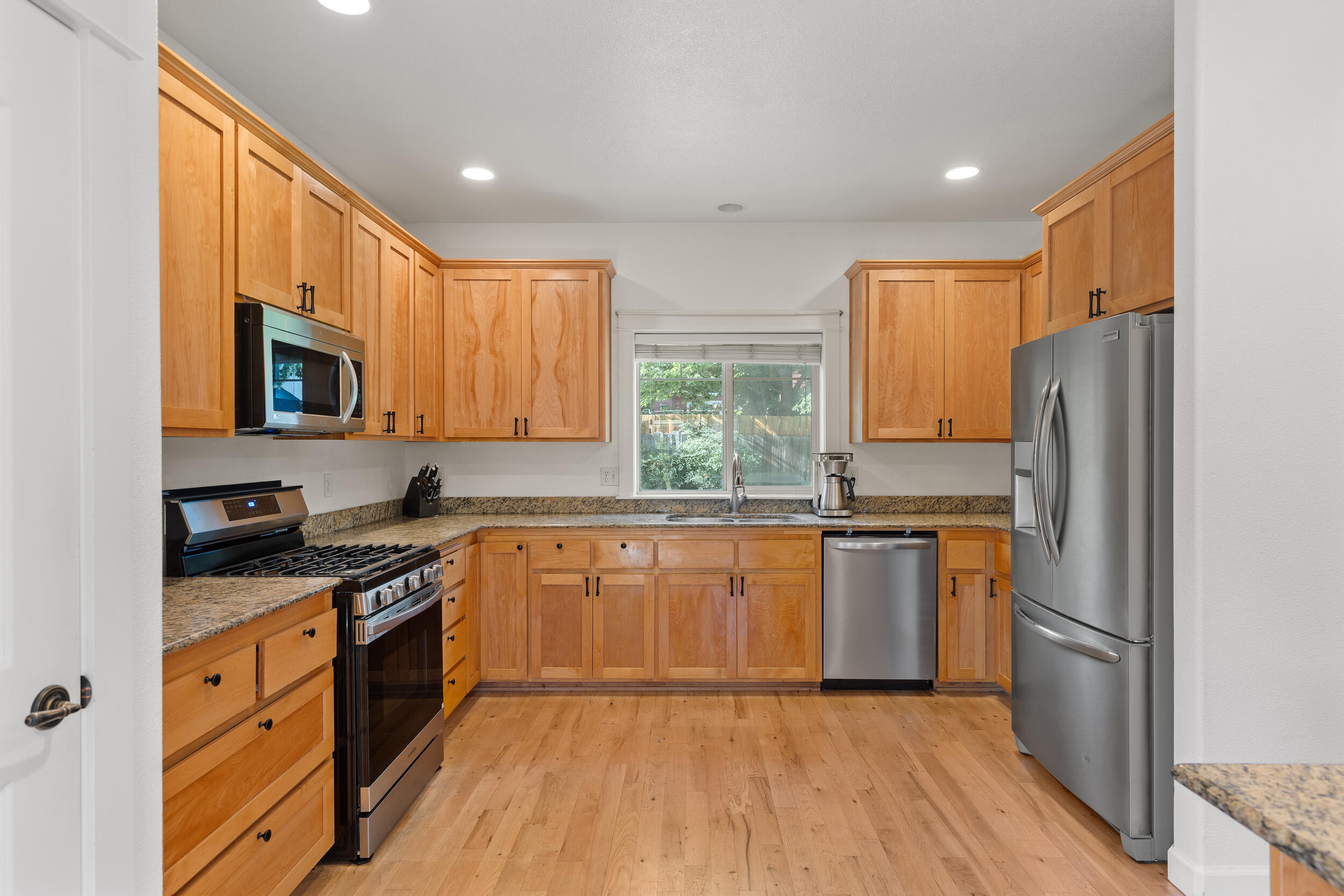 1032 Lithia Way Talent, OR 97540 - Photo 7 of 39 0R1A3793